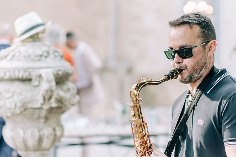 Le saxophoniste du groupe de musique Jazz Lors d'un mariage dans la Drôme à Valence