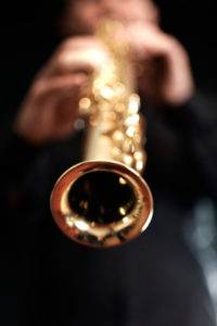 Gros plan sur le saxophone lors d'un vin d'honneur à Montpellier.
Groupe Musique Mariage Herault Montpellier. 
