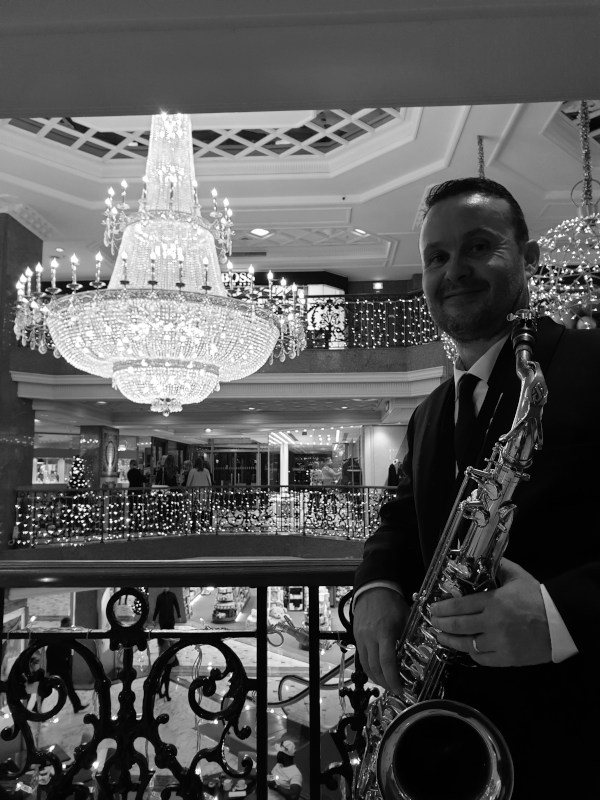 Le saxophoniste et les musiciens lors d'une soirée d'entreprise à Monaco