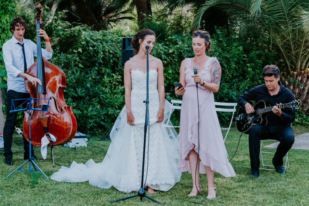 Le groupe de musique et les musiciens accompagnent la mariée lors d'une cérémonie Laïque de Mariage dans la Drome