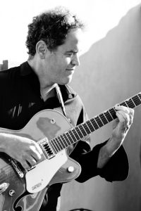 Le guitariste du groupe Joue pendant le Vin D'honneur dans la Drome (Valence)