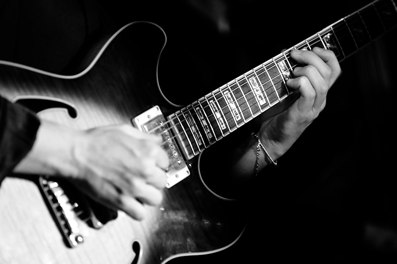 La guitare Jazz Gibson Es 175 jouée par le guitariste du groupe de musique lors d'un vin d'honneur de mariage à Marseille (Bouches du Rhône)