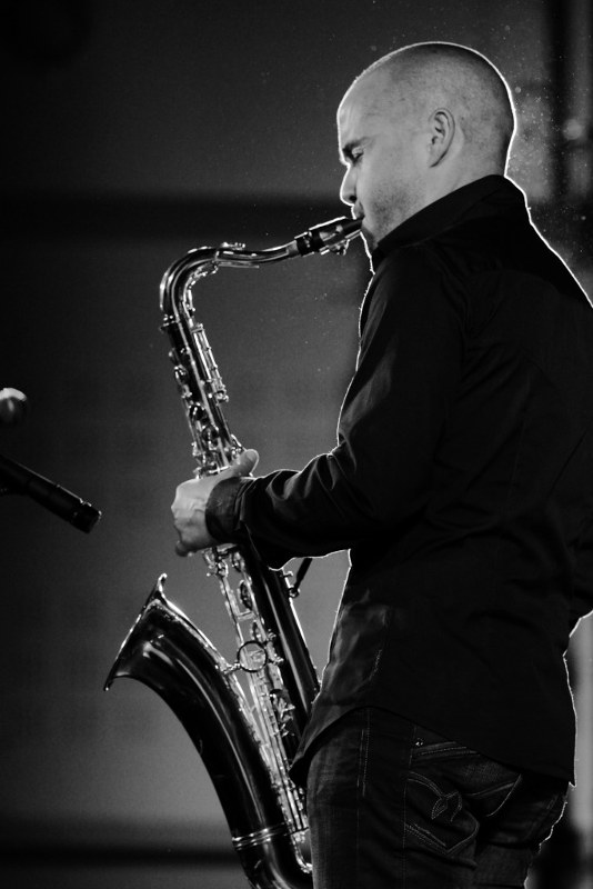 Le Saxophoniste du groupe de musique lors d'une soirée privée à Cannes.