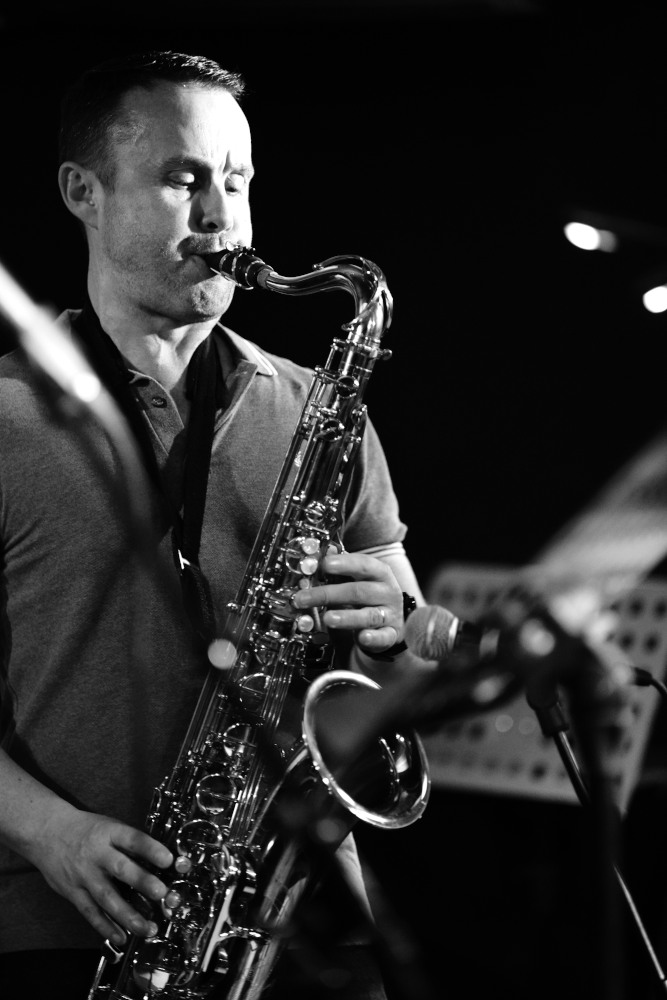 Le Saxophoniste du groupe Jazz Cocktail lors d'une animation en établissement EHPAD Bouches du Rhone