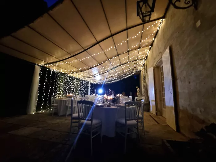La terrasse de la Bastide des terres idéale pour un repas de mariage dans la drome, proche de Montélimar