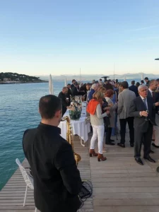Le groupe de musiciens Jazz anime une soirée privée sur la plage à proximité de cannes
