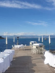 Le ponton d'une plage privée à Antibes (Cap d'antibes) avant l'animation musicale