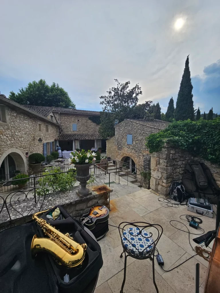 Animation musicale au coeur du Vaucluse à Menerbes dans le Luberon pour un apéritif de mariage