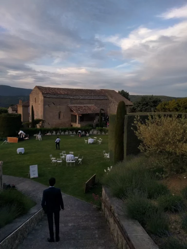 Vue de l'abbaye de Saignon lors d'une performance musicale dans le Luberon (Vaucluse)