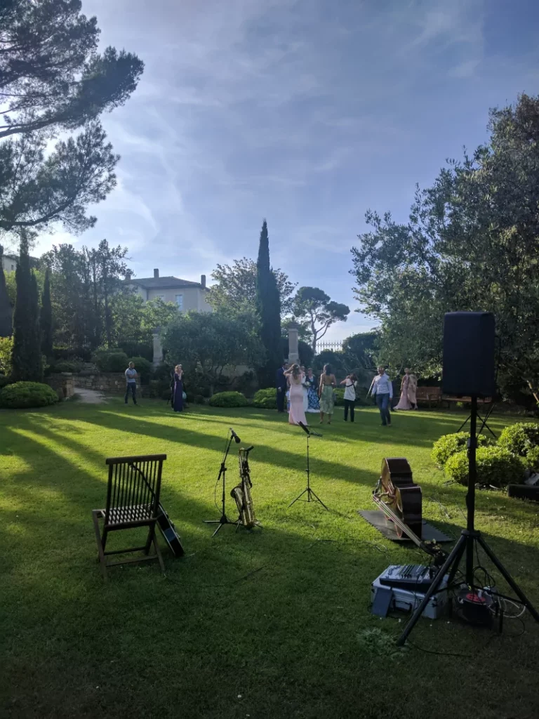 Animation musicale lors d'un mariage à la Tour Vaucros dans le  Vaucluse, vue de l'installation du groupe en trio avec guitare saxophone et contrebasse  avant le début du Cocktail