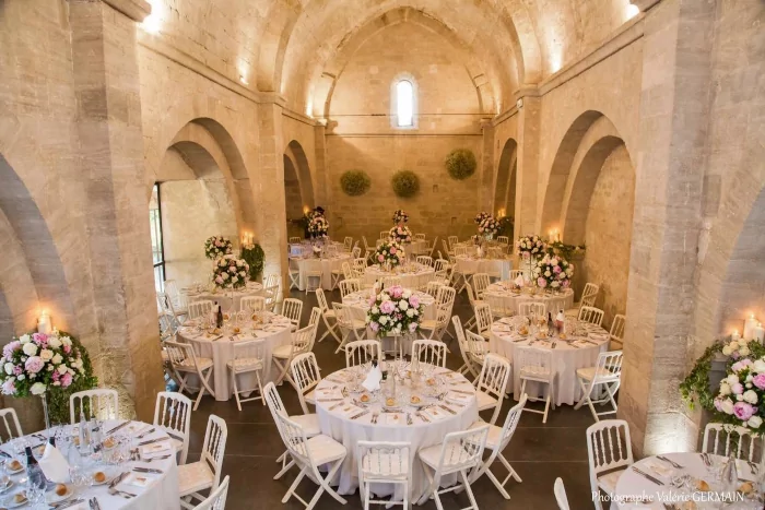 Intérieur de la nef voûtée de l'Abbaye Saint Euzébe dressée pour un dîner de mariage - Salle mariage de prestige dans le Luberon