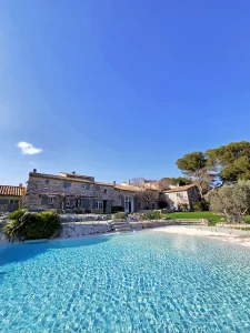 La piscine du mas de la Rose à Orgon proche Eygaliéres - L'endroit parfait pour un cocktail de mariage en musique