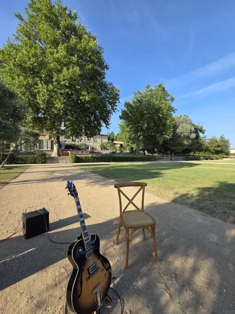 La guitare Jazz et l'amplificateur attendent le début de la prestation musicale Jazz