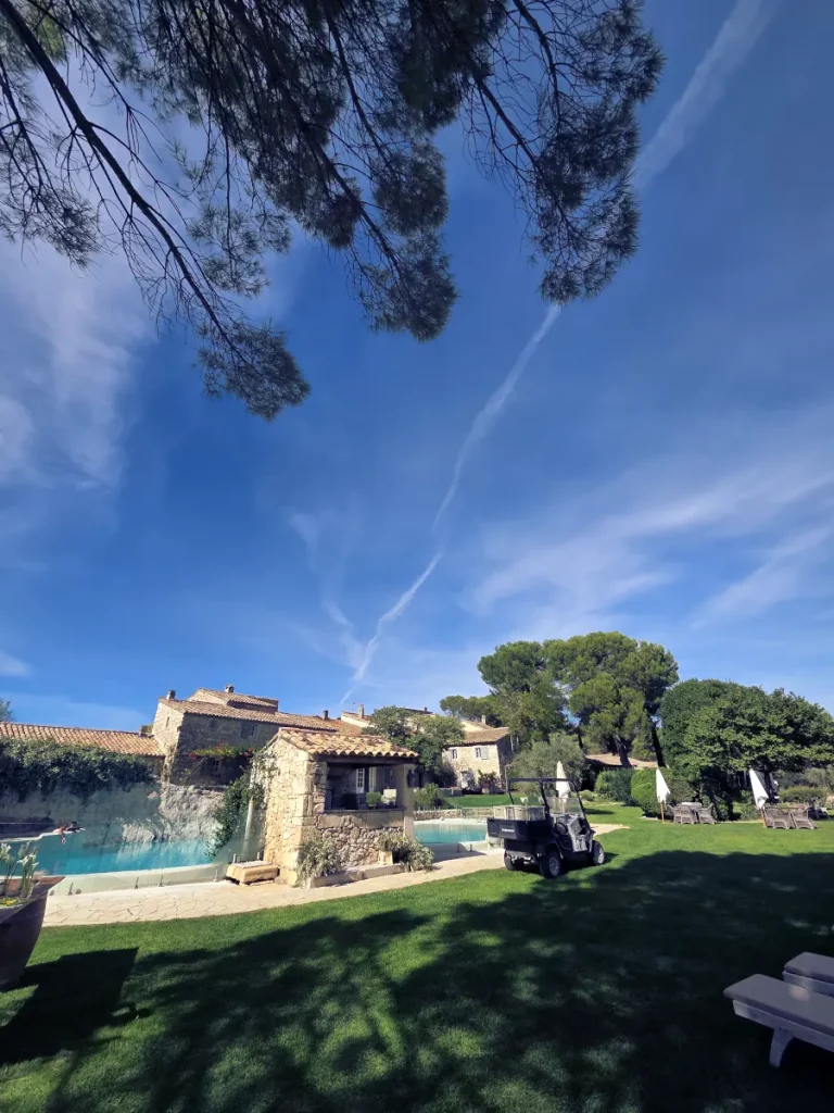 Un domaine Partenaire du Groupe Jazz Cocktail Le Mas de La Rose à Orgon Alpilles